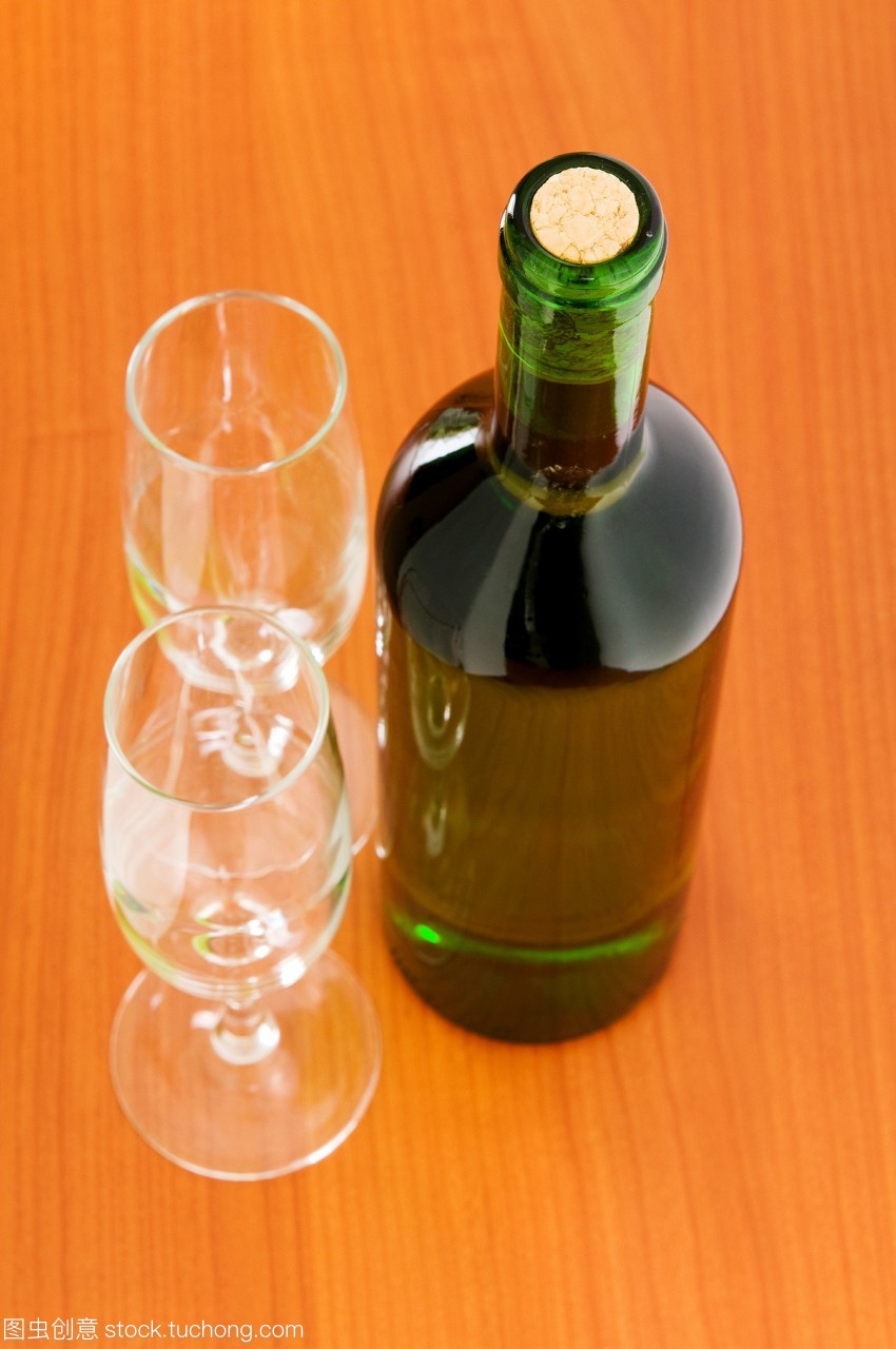 桌上雜陳 一瓶酒、飲料與茶葉零售的日常美學