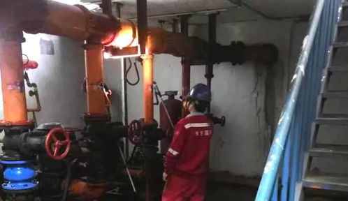 現(xiàn)場(chǎng)巡查交接，守護(hù)生產(chǎn)防線(xiàn)——上海寰宇廣州箱廠(chǎng)卓越班組建設(shè)報(bào)道之一